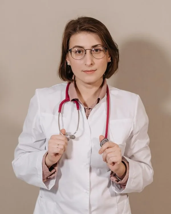 Dt. Selin Demirci — Estetik Diş Hekimi